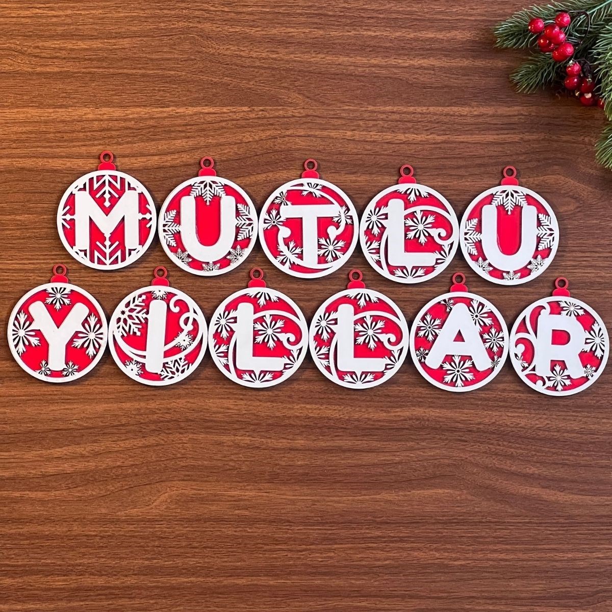 11 Harfli Kırmızı Beyaz İpli MUTLU YILLAR Yazılı Ahşap Yılbaşı Ağaç Süsü (4707) 11 Harfli Kırmızı Beyaz İpli MUTLU YILLAR Yazılı Ahşap Yılbaşı Ağaç Süsü (4707)