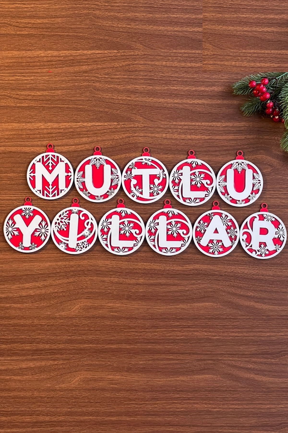11 Harfli Kırmızı Beyaz İpli MUTLU YILLAR Yazılı Ahşap Yılbaşı Ağaç Süsü (4707) 11 Harfli Kırmızı Beyaz İpli MUTLU YILLAR Yazılı Ahşap Yılbaşı Ağaç Süsü (4707)
