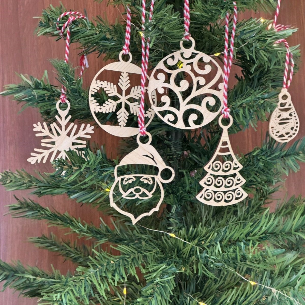6 Parça Kırmızı Beyaz İpli Noel Babalı ve Kar Tanesi Model Ahşap Yılbaşı Ağaç Süsü (4707) 6 Parça Kırmızı Beyaz İpli Noel Babalı ve Kar Tanesi Model Ahşap Yılbaşı Ağaç Süsü (4707)